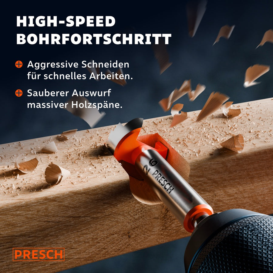 Forstnerbohrer wirft beim Bohren in einem Holzbalken massive Späne sauber aus.