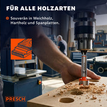 Ständerbohrmaschine bohrt mehrere Löcher mit dem Forstnerbohrer in eine Spanplatte.