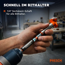 Hand hält den Forstnerbohrer mit Sechskantschaft vor einem Bithalter in der Werkstatt.