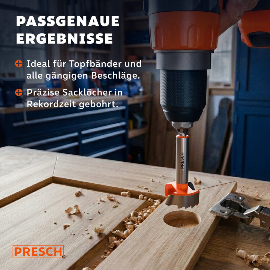 Akkuschrauber bohrt passgenaues Sackloch für ein Topfband in eine Holzplatte.