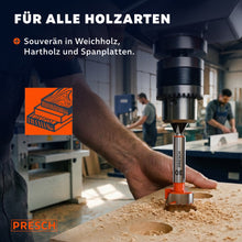 Ständerbohrmaschine bohrt mehrere Löcher mit dem Forstnerbohrer in eine Spanplatte.