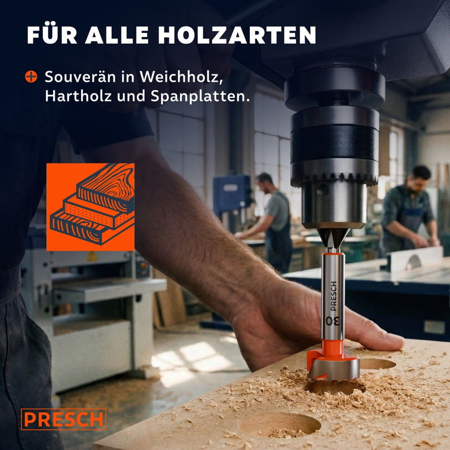 Ständerbohrmaschine bohrt mehrere Löcher mit dem Forstnerbohrer in eine Spanplatte.