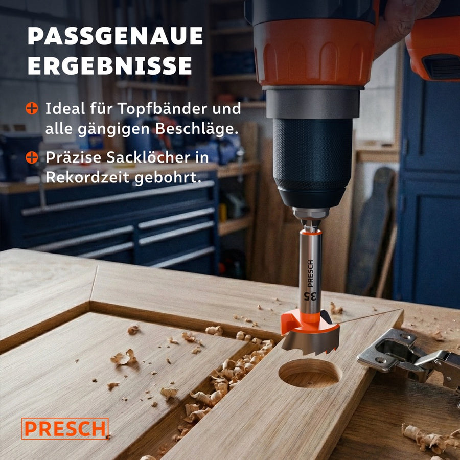 Forstnerbohrer bohrt ein Sackloch für ein Topfband in eine Möbeltür mit Scharnier daneben.