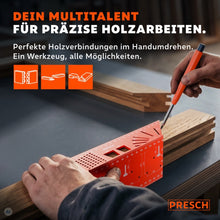 Handwerker markiert mit Anreißwerkzeug und Stift präzise Linien auf einem Holzbalken für Holzverbindungen