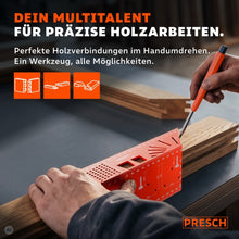 Handwerker markiert mit dem Gehrungswinkel und einem Stift eine Linie auf einem Holzbalken für Holzverbindungen