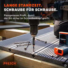Akkuschrauber mit Impact Bit verschraubt Terrassendielen, daneben die Spenderbox