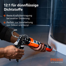 Un artisan utilise le pistolet à silicone PRESCH pour un jointage précis d'une cabine de douche ; le rapport de 12 : 1 permet un dosage exact de mastres d'étanchement fluides comme le silicone et l'acrylique.