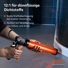 Un professionnel équipe une cabine de douche avec la presse PRESCH réglée à 12 : 1, ce qui permet un dosage précis et une transmission de force propre avec le silicone et l’acrylique.
