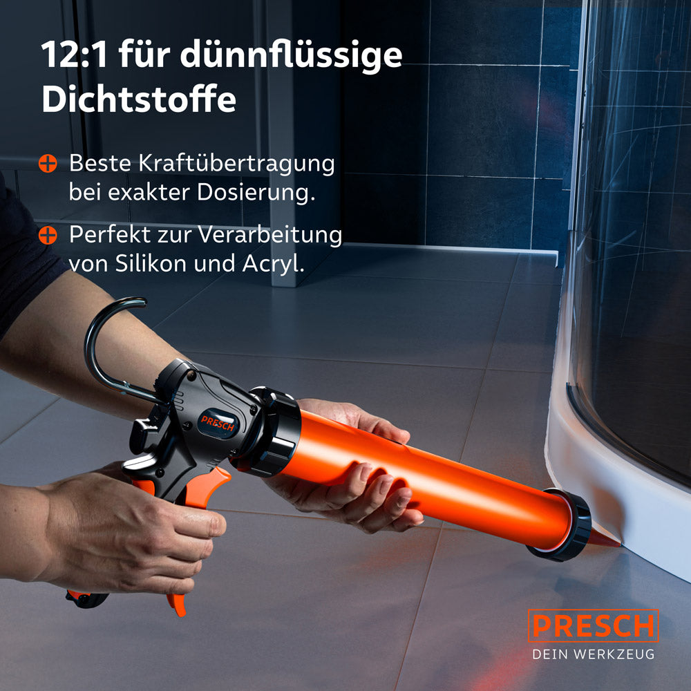 Un professionnel équipe une cabine de douche avec la presse PRESCH réglée à 12 : 1, ce qui permet un dosage précis et une transmission de force propre avec le silicone et l’acrylique.