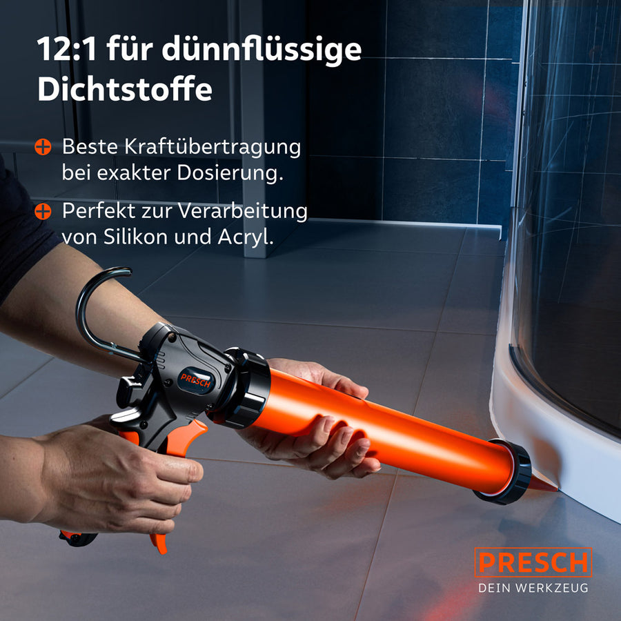 Een vakman monteert een douchecabine met de PRESCH-pers in de 12:1 instelling, die een precieze dosering en schone krachtoverdracht bij siliconen en acryl mogelijk maakt.