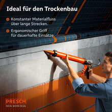 Un artisan utilise la presse à sacs PRESCH pour un flux de matériau constant sur une longue distance sur un mur de cloison sèche, soutenu par la poignée ergonomique pour des utilisations durables.