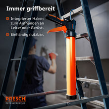 La presse à cartouches se fixe d'une seule main à une échelle en aluminium ; le crochet intégré permet de suspendre en toute sécurité sur des échafauds ou des échelles pendant les pauses de travail.
