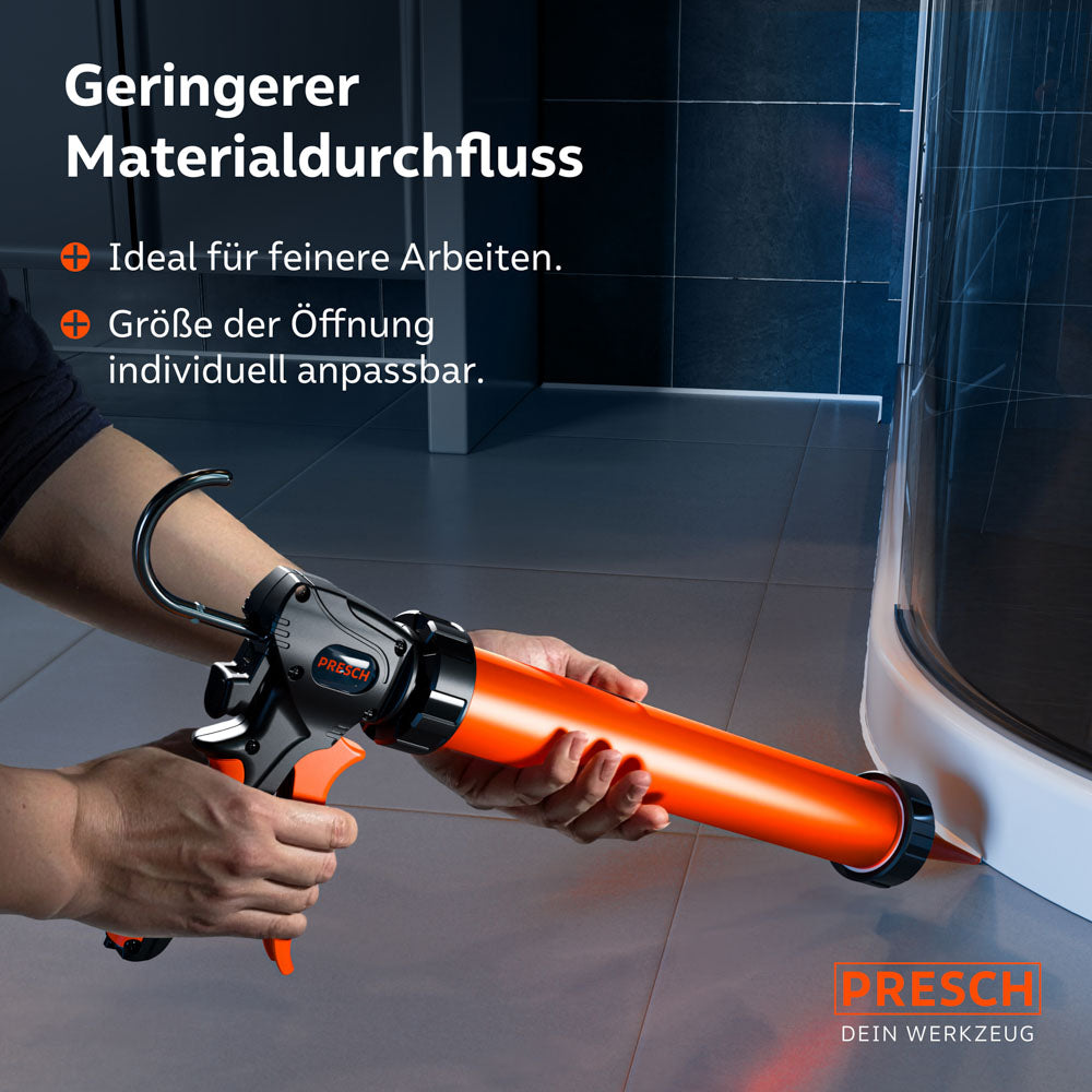 Ein Anwender nutzt die PRESCH Beutelpresse mit aufgesetzter Spitze zum feinen Verfugen einer Duschwanne; die Konstruktion ermöglicht einen kontrollierten Materialdurchfluss für saubere Ergebnisse.