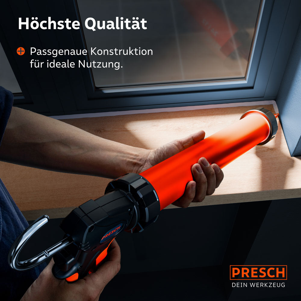 Nahaufnahme der PRESCH Beutelpresse im Einsatz an einer Fensterbank; die passgenaue Konstruktion der Spitze garantiert eine ideale Nutzung und verhindert Materialaustritt an der Überwurfmutter.