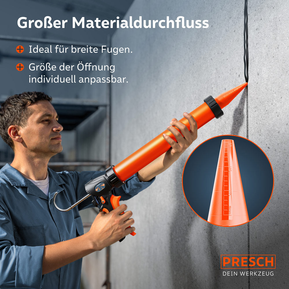 Ein Handwerker nutzt die PRESCH Beutelpresse mit der breiten Skala-Spitze zum Versiegeln einer Betonwand; die konische Form ermöglicht einen großen Materialdurchfluss, ideal für das Ausfüllen breiter Fugen.