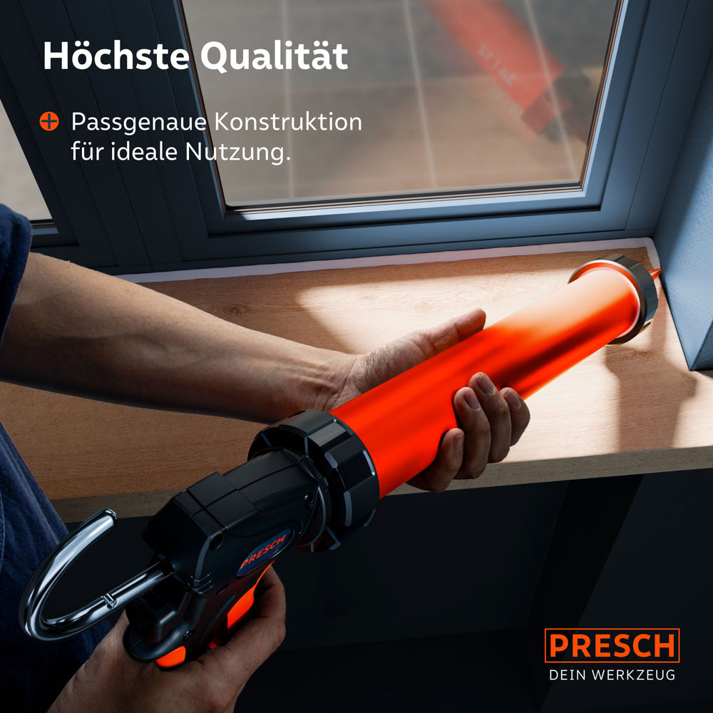 Die PRESCH Beutelpresse wird im Einsatz an einer Fensterbank gezeigt; die passgenaue Konstruktion der Ersatzspitze gewährleistet einen sicheren Sitz unter der Überwurfmutter und verhindert Materialverlust.
