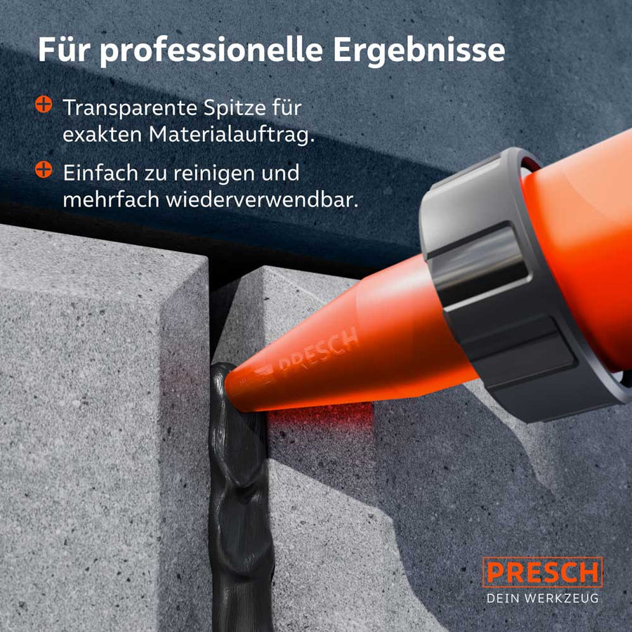 Close-up van de PRESCH zakspits bij het vullen van een diepe betonvoeg; de robuuste punt zorgt voor een gelijkmatige materiaaltoediening, is gemakkelijk schoon te maken en is ontworpen voor professioneel hergebruik.