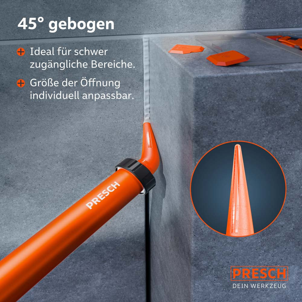 Ein Handwerker nutzt die PRESCH Beutelpresse mit der 45° gebogenen Spitze, um eine vertikale Fuge in einer Mauerecke zu versiegeln; die Biegung ermöglicht eine präzise Führung in engen und schwer erreichbaren Bereichen.