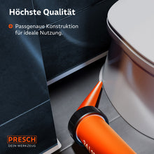 La presse à sac PRESCH en cours d'utilisation pour le jointage du rebord de sol d'une toilette ; la courbure de 45° de la pointe facilite le travail en proximité du sol et derrière les équipements sanitaires de manière significative.