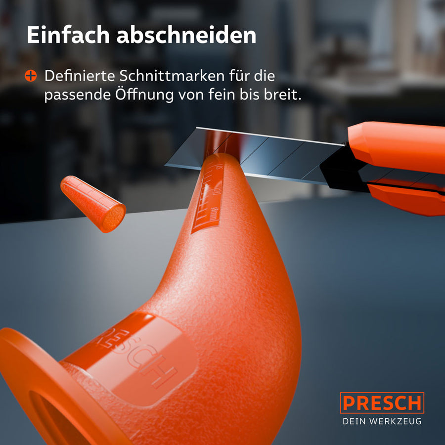Démonstration de la façon dont la pointe courbe du sac est découpée avec un cutter ; des marques de coupe définies aident à fixer précisément la largeur d’ouverture appropriée pour le joint individuel.