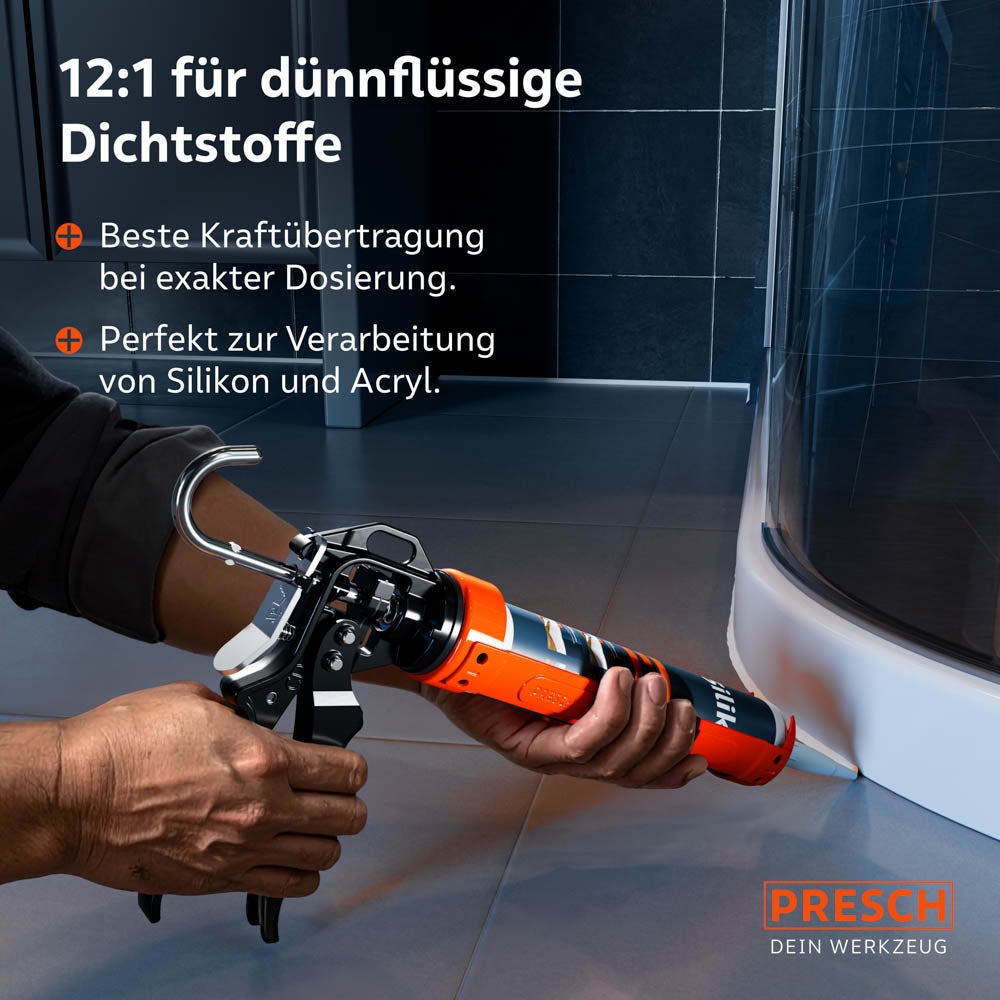 Un artisan utilise la presse à cartouches PRESCH 12:1 pour le joint d’une cabine de douche ; l’appareil est spécialement conçu pour des mastics fluides tels que le silicone et l’acrylique afin d’assurer un dosage précis.