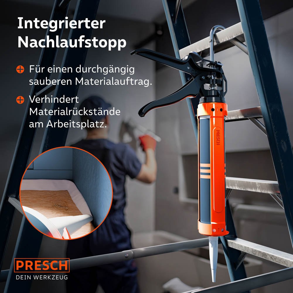 La presse à cartouches est accrochée à portée de main sur une échelle ; le dispositif intégré d’arrêt de surécoulement empêche les résidus de matériau sur le poste de travail et assure une application de matériau constamment propre.