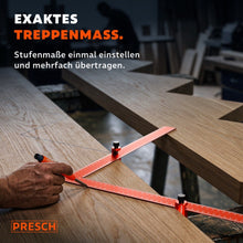 Twee klembeugels fixeren een stapmaat op de timmermanshoek voor nauwkeurige overdracht.