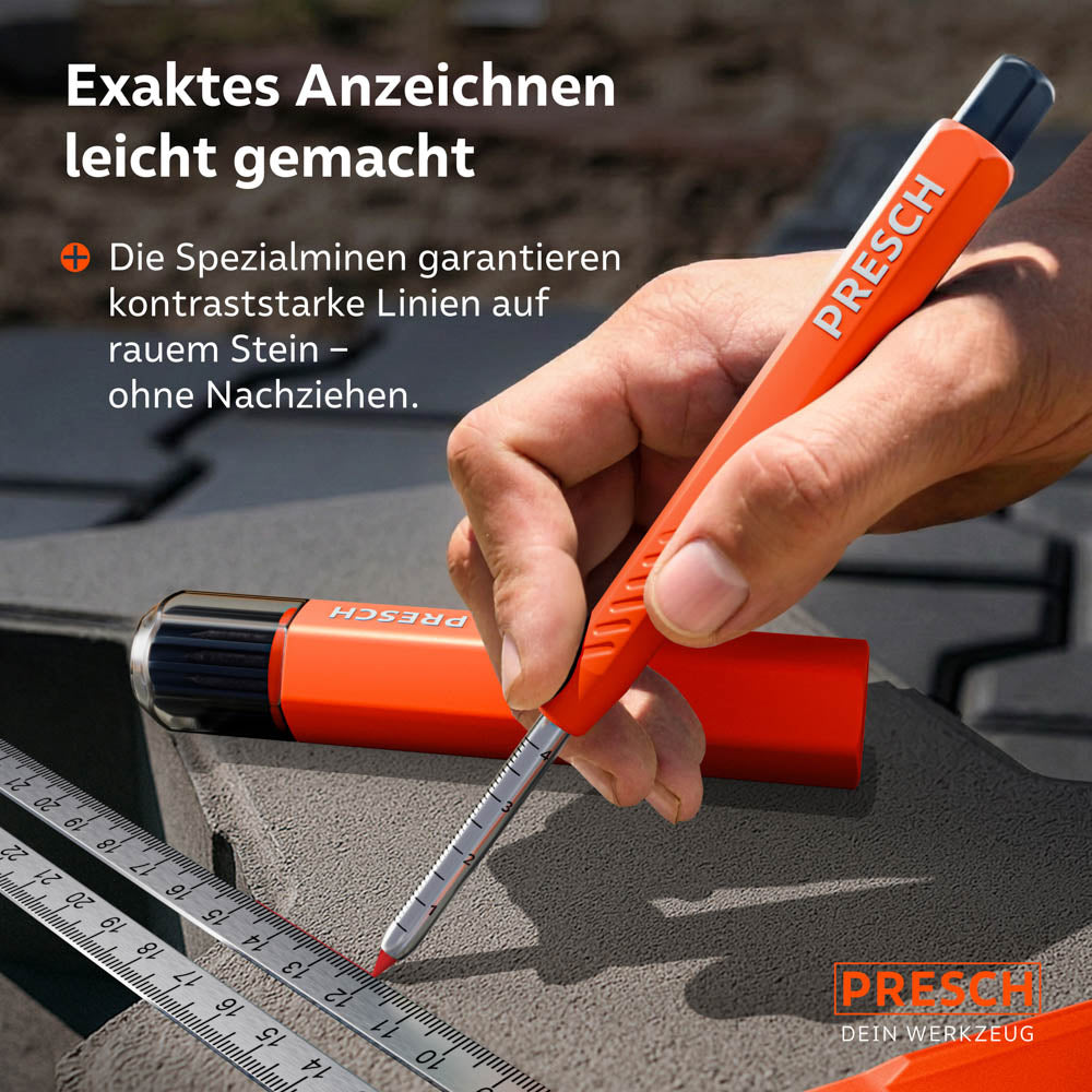 Ein Handwerker nutzt den Marker mit einer roten Mine, um auf einer grauen Steinplatte entlang eines Metallwinkels kontrastreich anzuzeichnen.