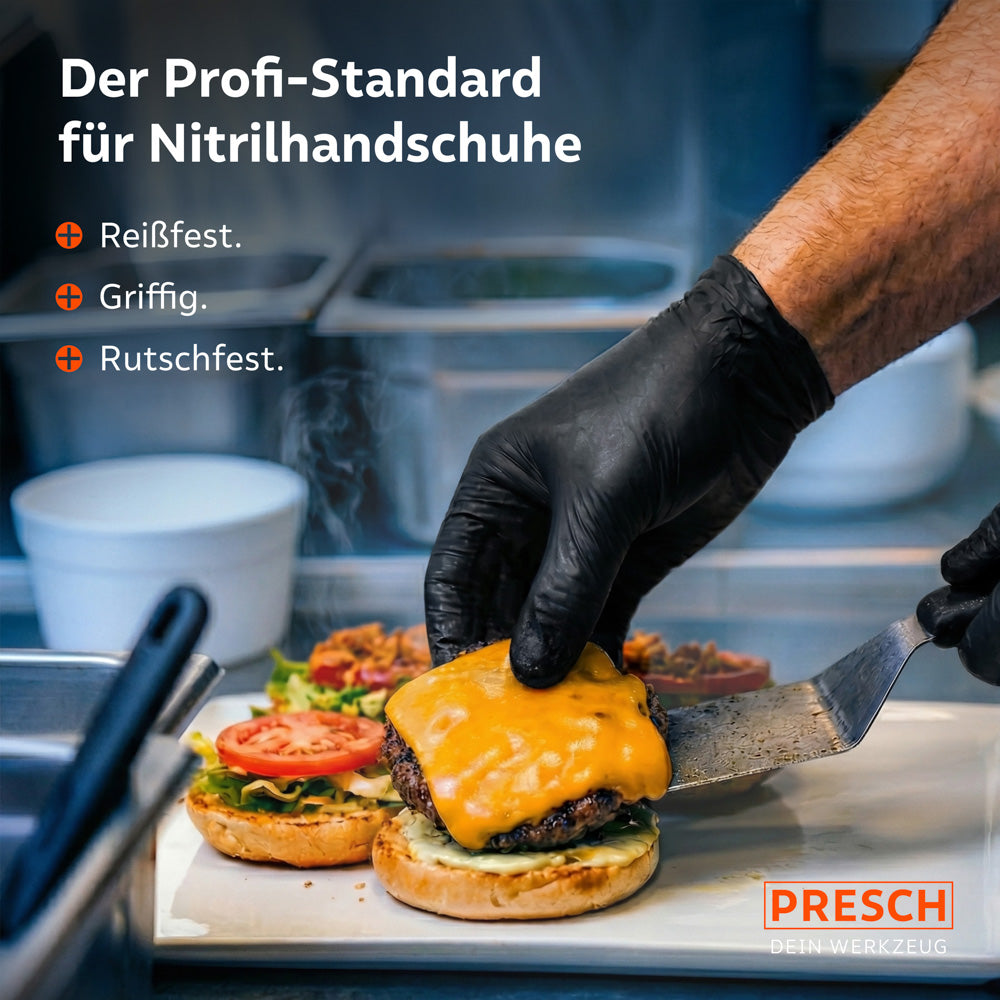 Anwendung in der Küche: Burger-Zubereitung mit schwarzen, griffigen Nitrilhandschuhen.