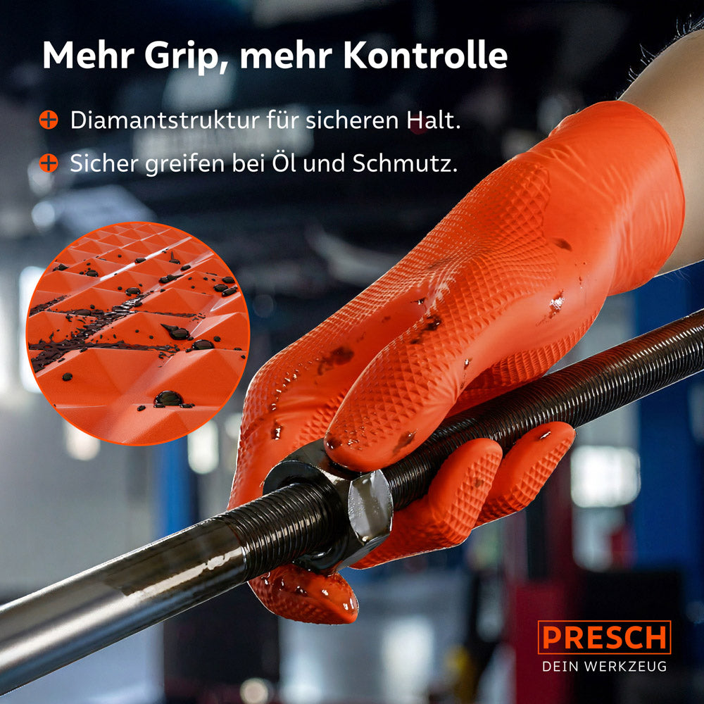 Nahaufnahme eines orangen Handschuhs mit Diamantstruktur beim Greifen einer verölten Gewindestange für maximalen Halt.