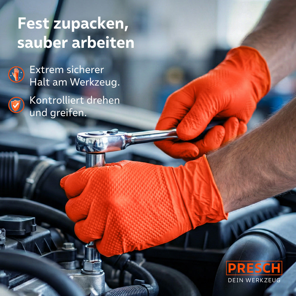 Sicherer Halt am Werkzeug: Hände in orangen Nitrilhandschuhen bedienen eine Ratsche am Automotor.