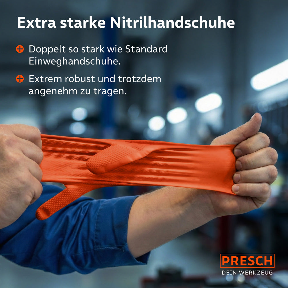 Demonstration der Reißfestigkeit: Ein orangefarbener Heavy Duty Handschuh wird kräftig gedehnt, um die doppelte Stärke gegenüber Standard-Handschuhen zu zeigen.