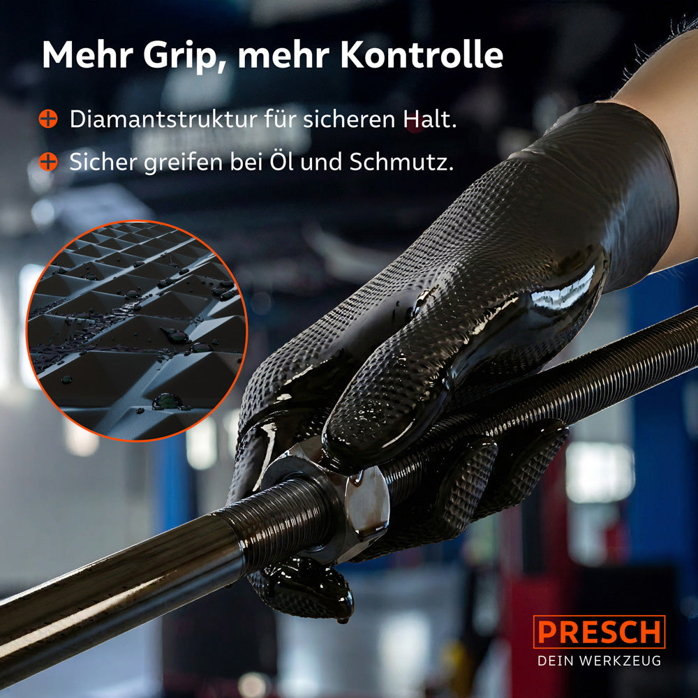 Nahaufnahme: Ein schwarzer Handschuh mit Diamantstruktur greift eine ölige Gewindestange für maximalen Halt und Kontrolle.