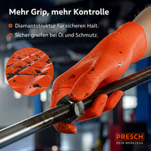 Close-up van een oranje handschoen met diamantstructuur die een geoliede draadstang vastgrijpt voor maximale grip.