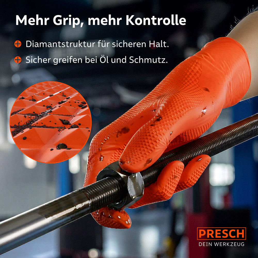 Nahaufnahme eines orangen Handschuhs mit Diamantstruktur beim Greifen einer verölten Gewindestange für maximalen Halt.