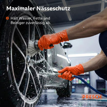 Maximale bescherming tegen vocht: een autoband reinigen met water en een borstel met behulp van de oranje beschermende handschoenen.
