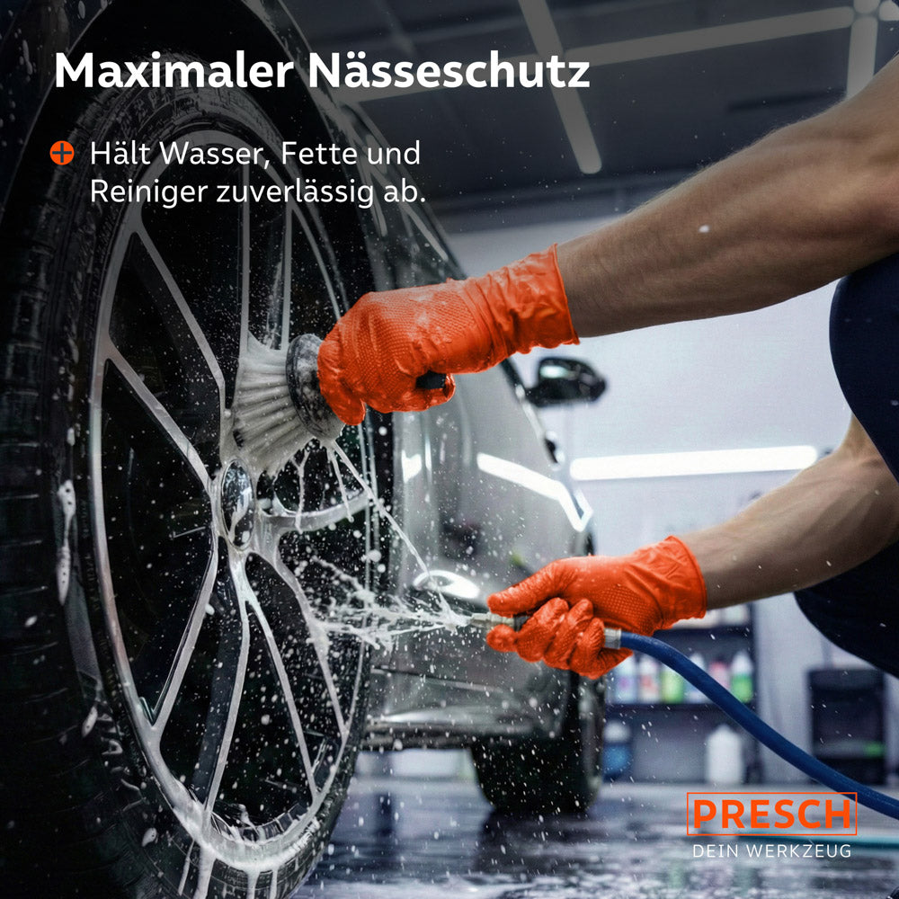 Maximaler Nässeschutz: Reinigung einer Autofelge mit Wasser und Bürste unter Verwendung der orangen Schutzhandschuhe.