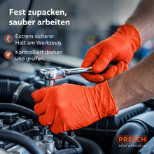 Stevige grip op het gereedschap: handen in oranje nitrilhandschoenen bedienen een ratel aan de automotor.