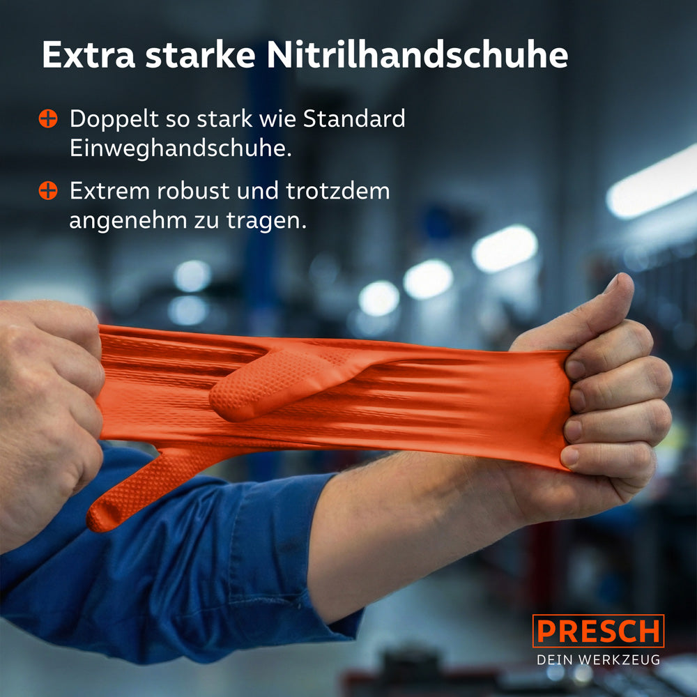 Demonstratie van de scheurweerstand: Een oranje heavy-duty handschoen wordt krachtig uitgerekt om de dubbele sterkte ten opzichte van standaard handschoenen aan te tonen.