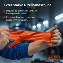 Demonstratie van de scheurweerstand: Een oranje heavy-duty handschoen wordt krachtig uitgerekt om de dubbele sterkte ten opzichte van standaard handschoenen aan te tonen.