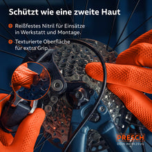 Reparatie van een fietsketting: Het getextureerde oppervlak van de oranje handschoenen biedt extra grip bij olieachtige montageklussen.