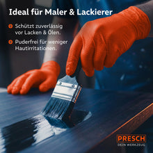 Bescherming tijdens het schilderen: Een persoon met oranje, poedervrije nitrilhandschoenen brengt donkere beits aan op een houten oppervlak met een kwast.