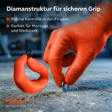 Focus op de diamantstructuur: Een oranje handschoen pakt nauwkeurig een kleine metalen schijf om de veilige grip bij montage werkzaamheden te tonen.