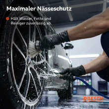 Effectieve bescherming tegen vocht: Autowassen met borstel en water met behulp van de robuuste zwarte beschermhandschoenen.