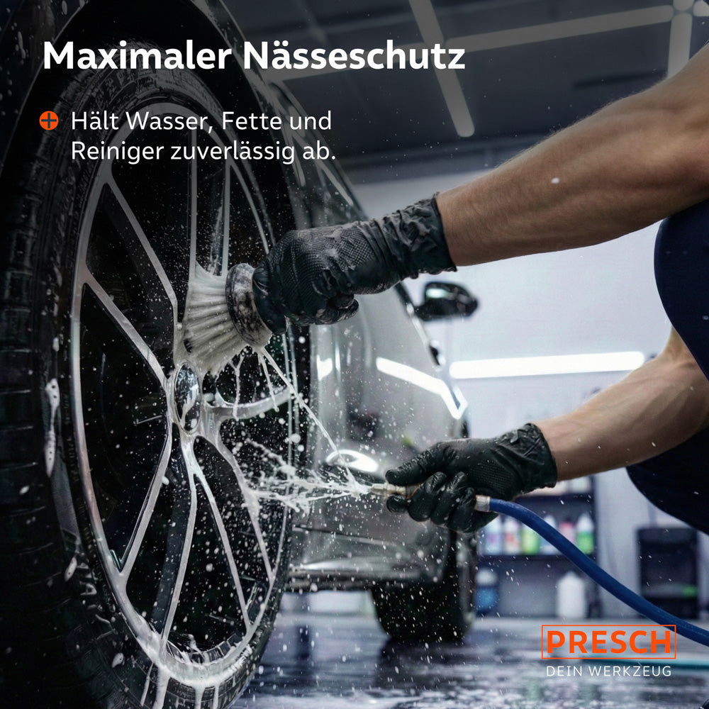 Effektiver Nässeschutz: Autowäsche mit Bürste und Wasser unter Verwendung der robusten schwarzen Schutzhandschuhe.