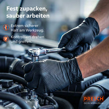 Veilig gereedschapsgebruik: Een persoon draagt zwarte heavy-duty handschoenen en bedient een ratel aan een motorblok.