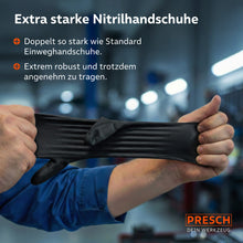 Stresstest: Een zwarte heavy-duty handschoen wordt extreem uitgerekt om de dubbele materiaaldikte van standaard wegwerphandschoenen aan te tonen.