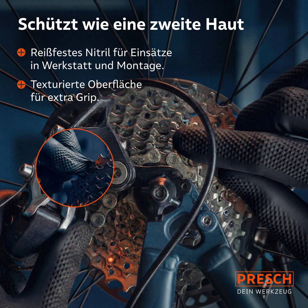 Reparatur am Fahrrad: Die texturierte Oberfläche der schwarzen Nitrilhandschuhe sorgt für extra Grip beim Hantieren mit der öligen Kette.
