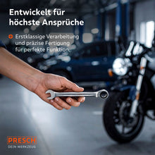Een hand presenteert de slanke ratelsleutel in een professionele werkplaatsomgeving met voertuigen op de achtergrond. Benadrukt de precieze fabricage voor professioneel gebruik.