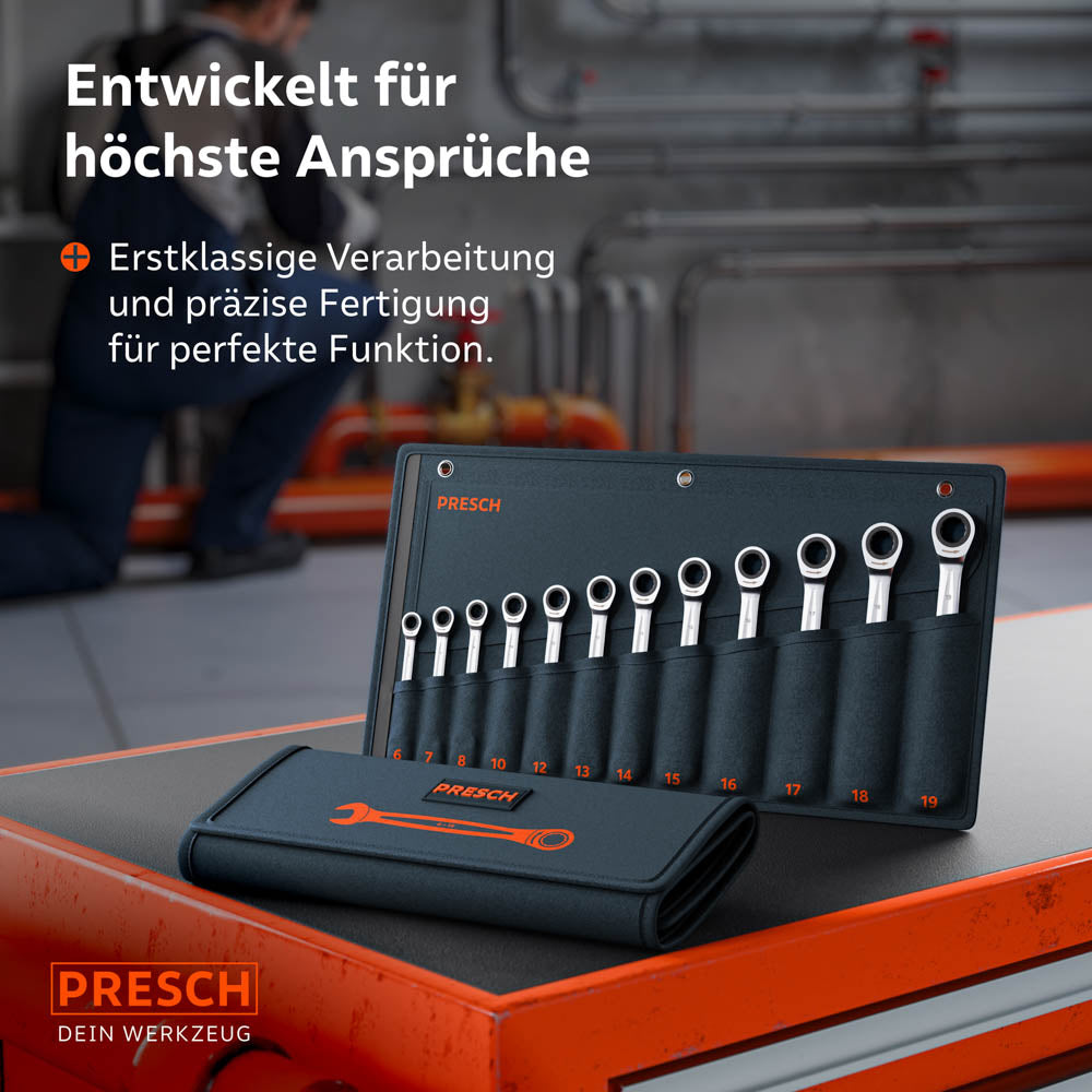 Das 12-teilige Set in der Rolltasche auf einem Werkstattwagen. Im Hintergrund arbeitet ein Mechaniker an Industrieanlagen, was die erstklassige Verarbeitung für Profi-Einsätze hervorhebt.